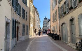 Vue magique sur le château dans un quartier populaire